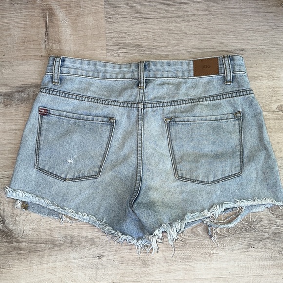 BDG Mid Rise Freja Vintage Fit distressed denim shorts - Picture 4 of 8